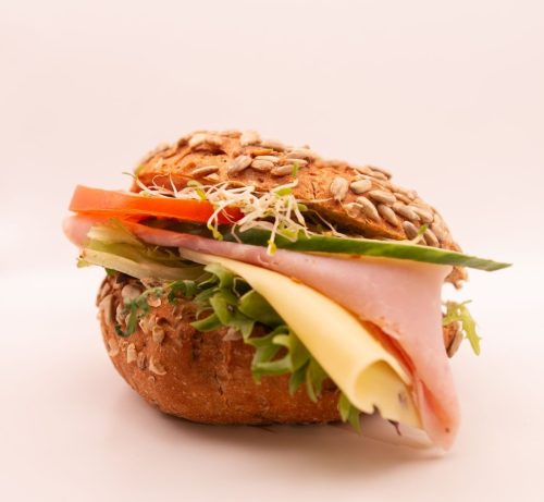 Glutenfritt Grovt Rundstykke med ost og skinke